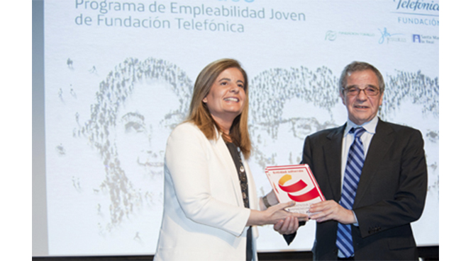La ministra de Empleo y Seguridad Social, Fátima Báñez y el presidente de Telefónica, César Alierta.